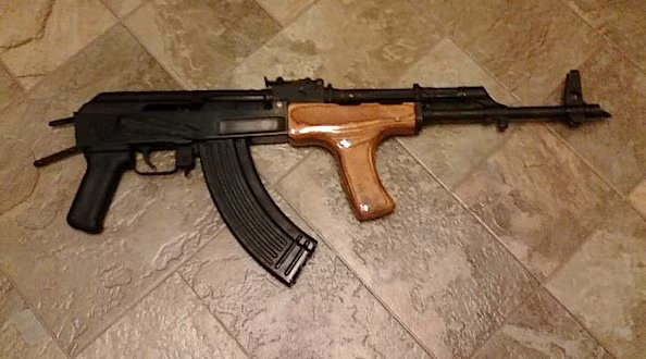 Điểm đầu tiên đó là cơ chế an toàn của súng. AK-47 có thiết kế ba cơ chế bắn bao gồm nẫy an toàn, nãy bắn liên thanh tự động hoàn toàn và nãy bắn viên một bán tự động. Thiết kế này đã quá lối thời do bị... ngược. Trên mọi khẩu súng hiện nay, thiết kế nãy an toàn đều được đặt theo thứ tự khóa - từng viên - tự động hoàn toàn. Nguồn ảnh: Ram.