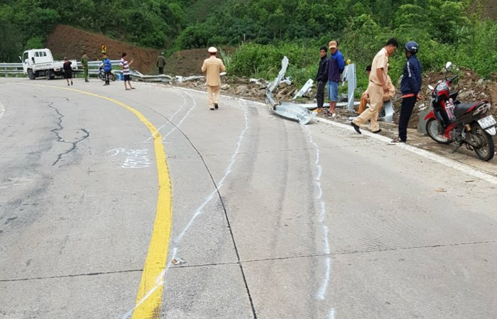 Lực lượng chức năng đang điều tra nguyên nhân tai nạn Lực lượng chức năng đang điều tra nguyên nhân tai nạn