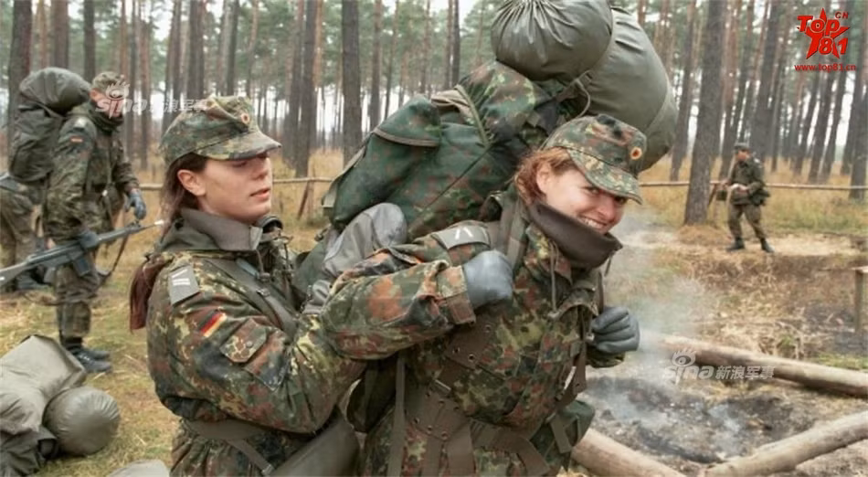 Tới năm 1994, hai sĩ quan đầu tiên của quân đội Đức mới được phong quân hàm tướng. Tuy nhiên phải mãi tới năm 2001, những nữ quân nhân của Quân đội Bundeswehr mới được phép tham chiến trên chiến trường trực tiếp. Nguồn ảnh: Sina.