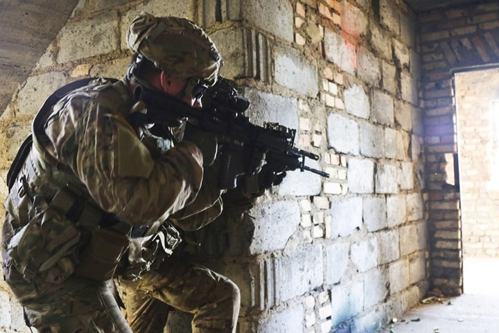 Lính dù Mỹ yểm trợ đồng đội trong đợt huấn luyện đột kích vào các tòa nhà trong môi trường đô thị ở Wedrzyn, Ba Lan.