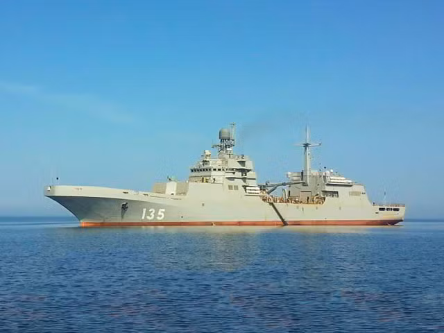 Tối đa, tàu Ivan Gren có 100 thủy thủ đoàn và sĩ quan chỉ huy vận hành trên tàu. Trang bị vũ khí của tàu này bao gồm 3 pháo cao tốc 30mm loại AK-630 và 2 khẩu súng máy hạng nặng KPV. Nguồn ảnh: Milru.