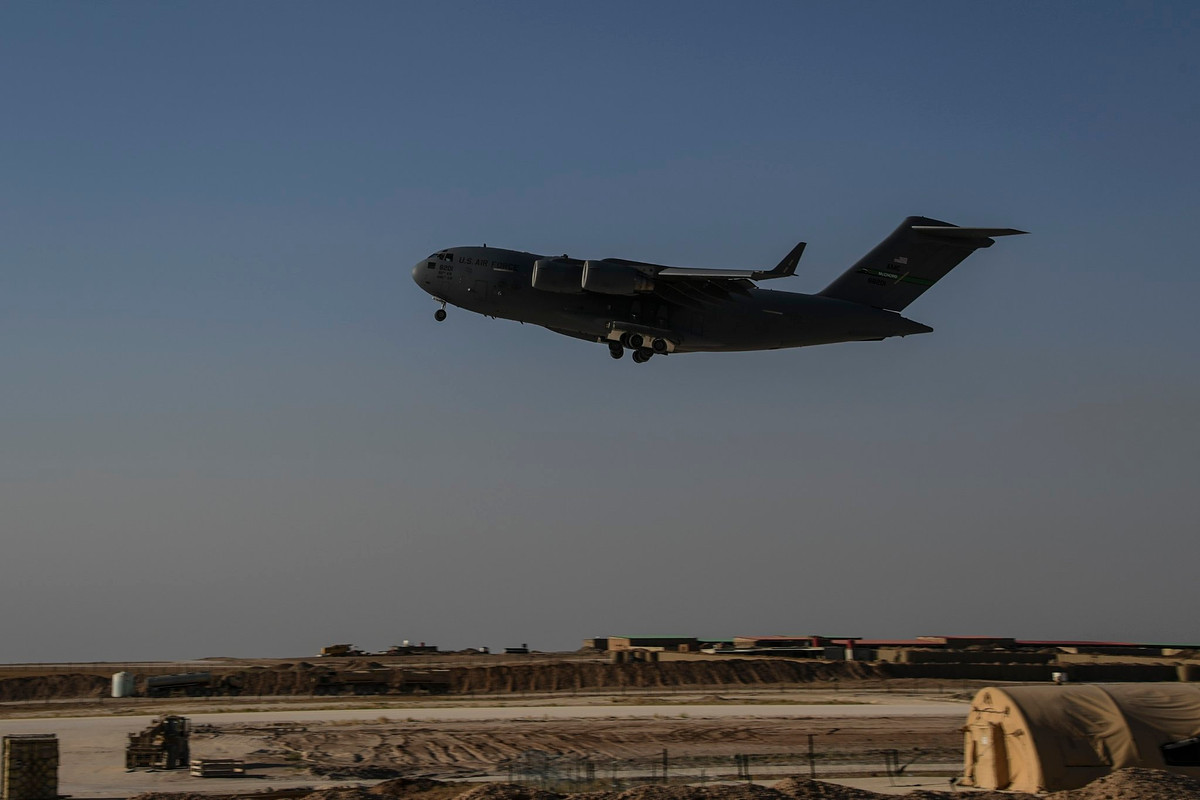 C-17 có thể chứa được tối đa 102 lính dù với đầy đủ trang bị hoặc một kiện hàng nặng tối đa tới 77,5 tấn. Trọng lượng cất cánh tối đa của chiếc máy bay này lên tới 265,5 tấn. Nguồn ảnh: Twitter.