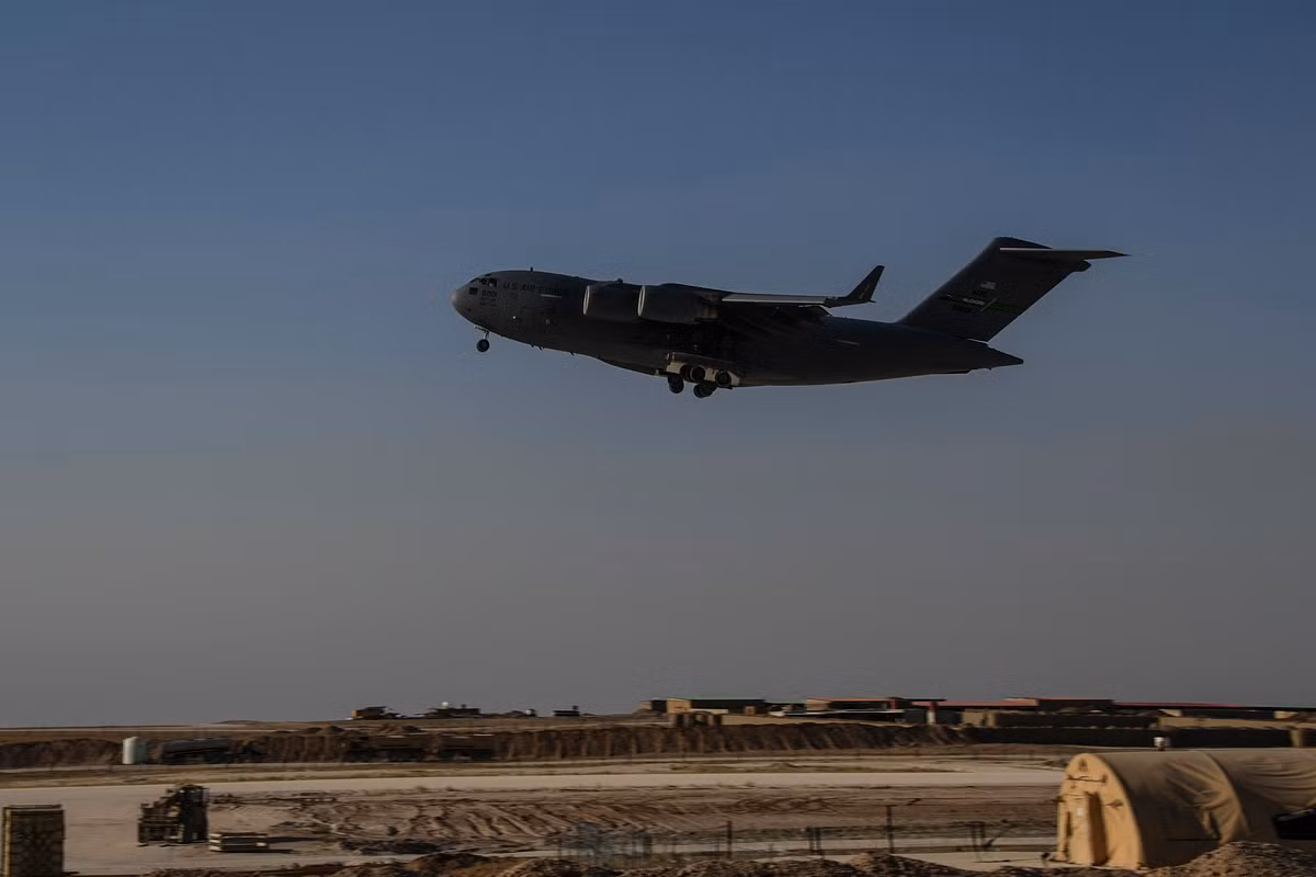 C-17 có thể chứa được tối đa 102 lính dù với đầy đủ trang bị hoặc một kiện hàng nặng tối đa tới 77,5 tấn. Trọng lượng cất cánh tối đa của chiếc máy bay này lên tới 265,5 tấn. Nguồn ảnh: Twitter.