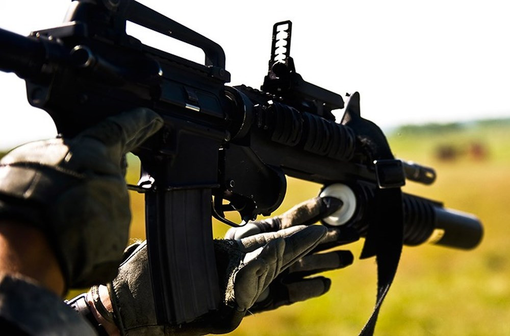 Hiện nay trong quân đội ta súng phóng lựu M203 không chỉ được gắn dưới các loại súng trường tấn công hiện đại như TAR-21 hay Galil ACE 31/32, mà cả trên các dòng súng trường tấn công đời cũ như AK-47 và M18. Nguồn ảnh: Military Today.