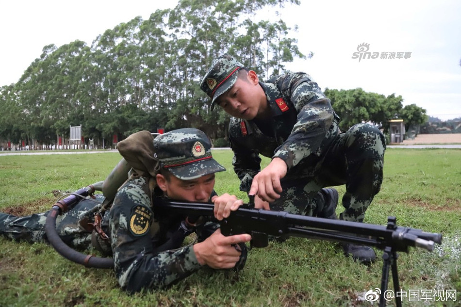 Loại súng phun lửa Type 74 của Trung Quốc có khả năng phun lửa xa tới xấp xỉ 100 mét tùy thuộc vào hướng gió trong môi trường. Đây là loại súng phun lửa có áp lực cực mạnh, đủ để đẩy ngược xạ thủ về phía sau ngay cả trong tư thế nằm. Nguồn ảnh: Sina.