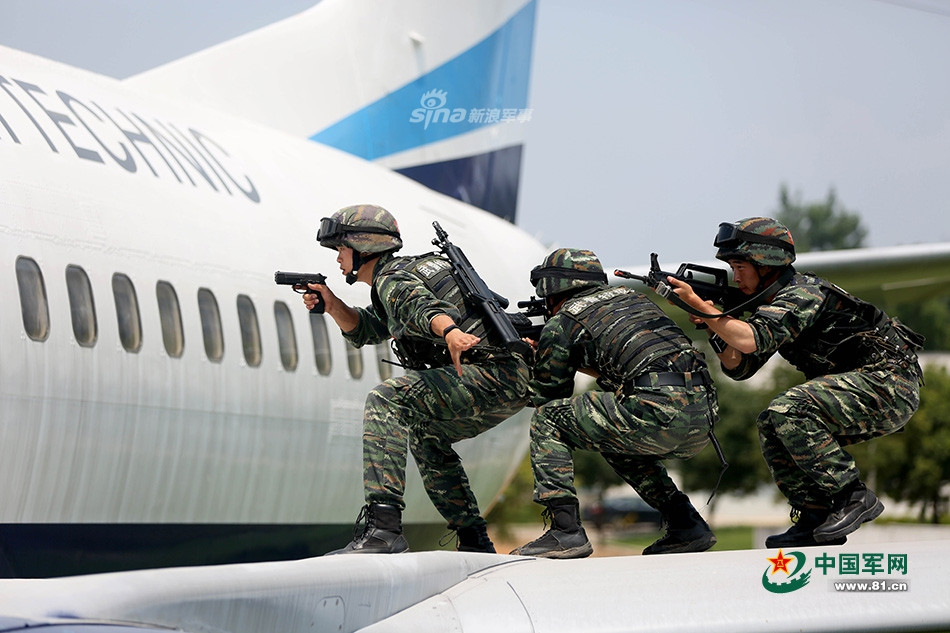 Hôm 15/6 vừa qua, lực lượng Võ cảnh của tỉnh Triết Giang, Trung Quốc đã có cuộc tập huấn lấy kịch bản là một máy bay chở khách bị ba đối tượng khủng bố khống chế. Nguồn ảnh: 81cn.