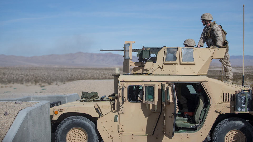 Khẩu súng máy 12,7mm duy nhất của Thủy quân Lục chiến Mỹ là loại M2. Đây là khẩu súng máy được sử dụng chuyên để gắn vào phương tiện chiến đấu, có tầm bắn tối đa 2500 mét. Nguồn ảnh: BI.