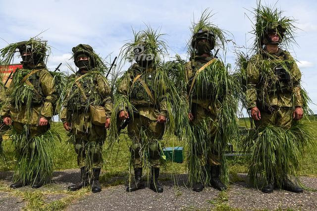 Do có địa hình quá rộng lớn với đủ loại thảm thực vật và khí hậu từng vùng cũng khác nhau, lính bắn tỉa Nga được khuyến khích tự ngụy trang bằng các loại cây cỏ có sẵn trong tự nhiên thay vì trông chờ vào một bộ quân phục ngụy trang được cấp phát bởi hậu cần. Nguồn ảnh: Sina.