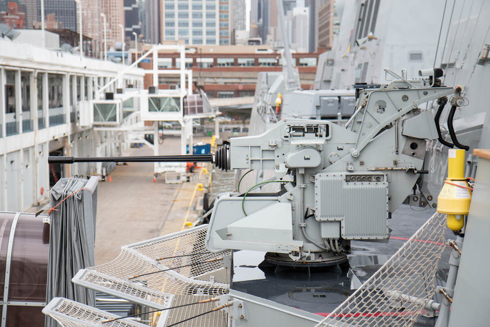 Hai khẩu pháo tự động này được đặt ở hai bên mạn tàu. Nguồn ảnh: BI.