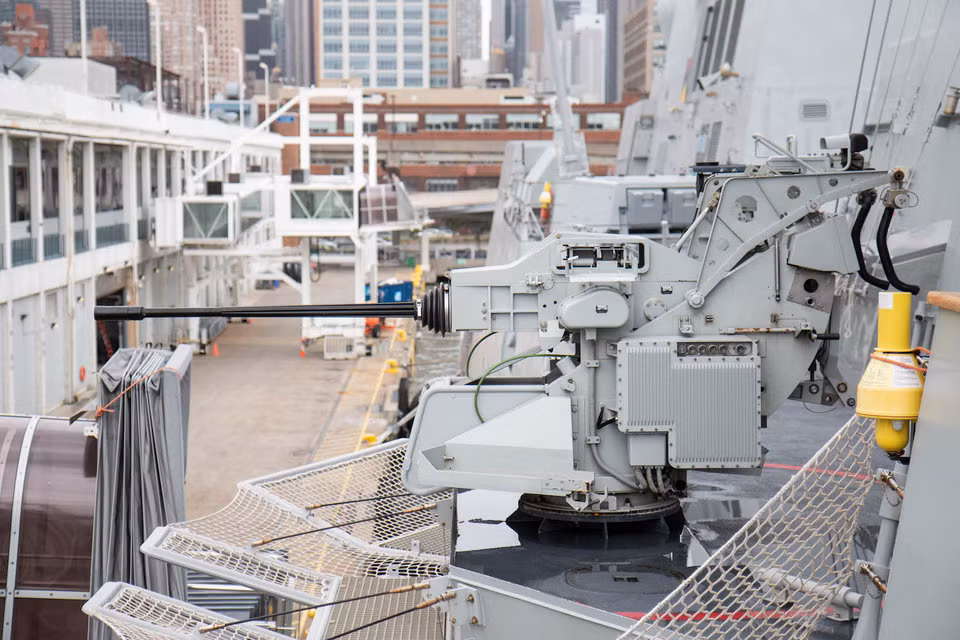 Hai khẩu pháo tự động này được đặt ở hai bên mạn tàu. Nguồn ảnh: BI.