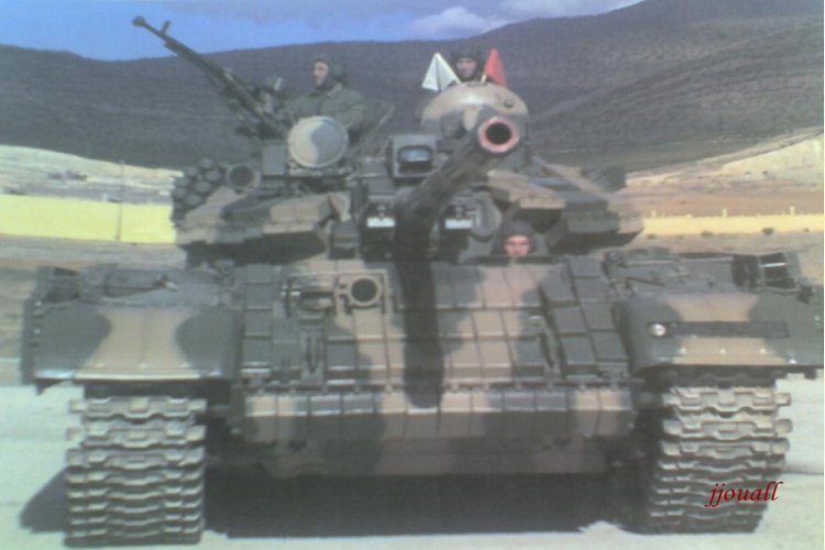 Khác với các biến thể nâng cấp Kontakt-1 trước đó của T-55, T-55AMV được bọc giáp xung quanh tháp pháo theo hình bán nguyệt vác hẳn ra phía trước (tương tự như T-72 hay T-80 sau này) thay vì ốp thẳng giáp lên trên tháp pháo. Phía trước xe và hai bên hông cũng được bọc giáp. Nguồn ảnh: forcesdz.