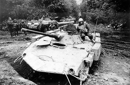 Mặc dù được trang bị tới tận răng, loại thiết giáp này cũng chỉ có trọng lượng 7,5 tấn - một trong lượng có thể nói là quá phù hợp với việc đổ bộ từ trên không. Nguồn ảnh: BI.