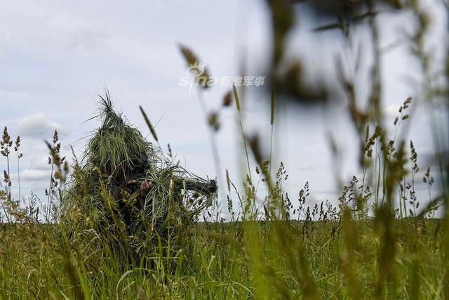 Với kiểu ngụy trang này, người lính có thể hòa vào môi trường một cách dễ dàng. Nguồn ảnh: Sina.