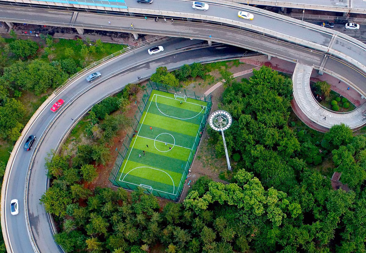 Một sân bóng đặt cạnh đường cao tốc ở thành phố Thẩm Dương, nằm ở phía bắc tỉnh Liêu Ninh. Nguồn ảnh: TA.