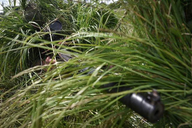 Lính bắn tỉa Nga có thể dắt cây cỏ lên trên người để tạo được bộ quân phục ngụy trang phù hợp nhất với môi trường tác chiến. Nguồn ảnh: Sina.