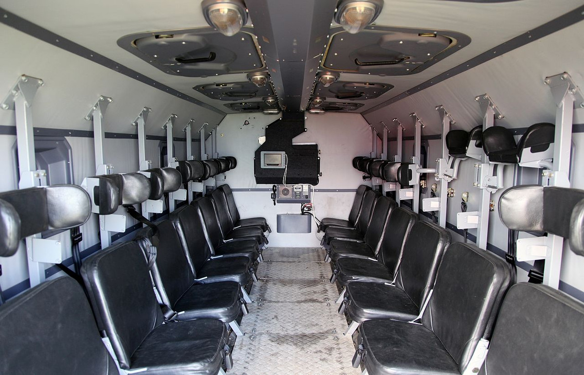 Phiên bản Typhoon do Kamaz thiết kế và sản xuất được ra đời từ năm 2010. Đây là loại phương tiện bọc thép có trọng lượng lên tới 21 tấn, dài 8,99 mét, rộng 2,45 mét và cao tới 3,16 mét. Nguồn ảnh: Pinterest.