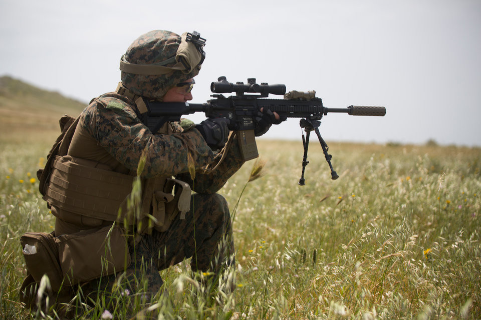Phiên bản bắn tỉa của khẩu M27 là M38 sử dụng cỡ đạn 8x36mm hiện cũng đang được Thủy quân Lục chiến Mỹ nhập khẩu từ nhà sản xuất H&amp;K để dần thay thế cho các loại súng trường bắn tỉa tầm trung trong lực lượng này. Nguồn ảnh: BI.