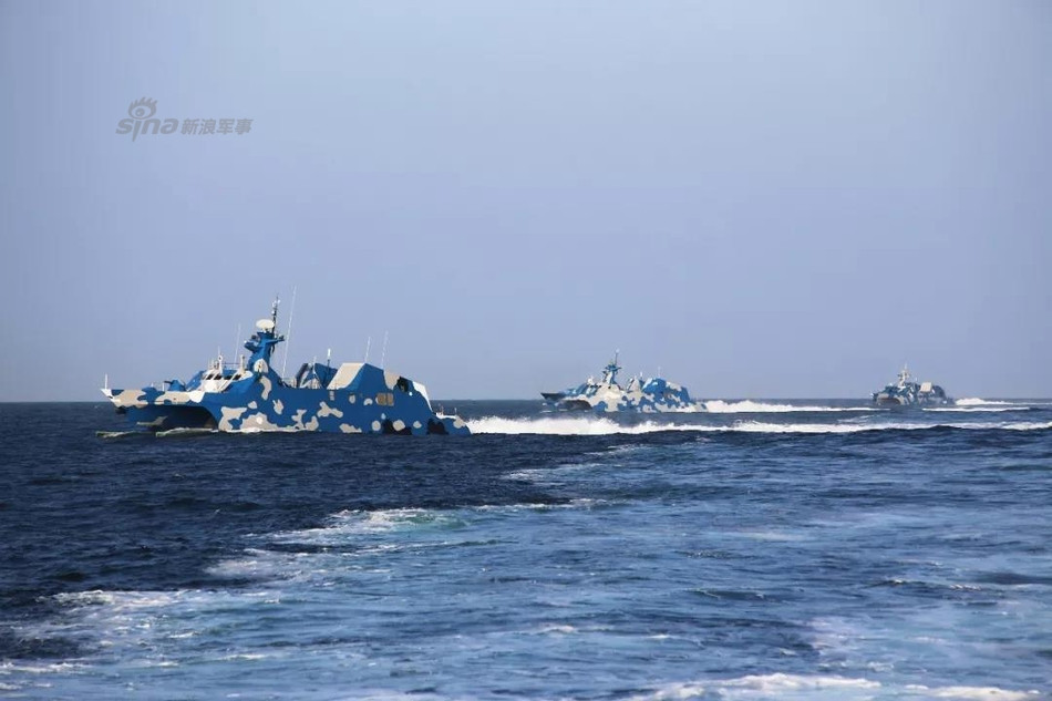 Ra đời từ năm 2004, xuồng cao tốc Type 22 của Hải quân Trung Quốc đã từng khiến NATO và các nước trong khu vực đau đầu vì với loại xuồng cao tốc này, các chiến thuật tác chiến cực kỳ lạ giống với các chiến thuật đánh nhanh trên biển trong quá khứ đã từng được sử dụng bởi Mỹ và Anh. Nguồn ảnh: Sina.