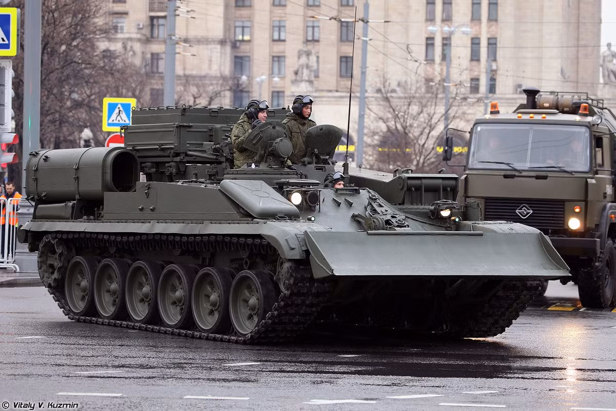 Loại phương tiện cứu hộ xe tăng này có chiều dài tổng cộng 7,98 mét, rộng 3,46 mét và cao 2,42 mét. Trọng lượng của BREM-1M lên tới 45 tấn và trong trường hợp một chiếc BREM-1M bị xa lầy hoặc bị hỏng hóc, chắc chắn sẽ phải huy động một chiếc BREM-1M khác tham gia vào công việc cứu hộ. Nguồn ảnh: Vitaly.