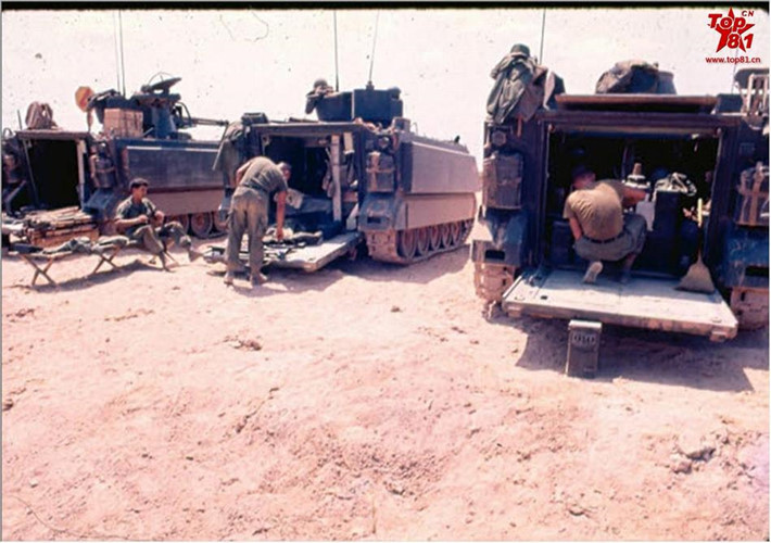 Xe cũng không được trang bị thêm bất cứ vũ khí hạng nặng nào khác ngoài khẩu pháo này nên không thể đối đầu được với các loại xe tăng của đối phương. Nguồn ảnh: Sina.