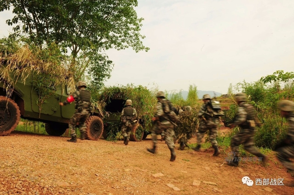 Phương tiện cơ giới luôn sẵn sàng để cơ động trong điều kiện địa hình cho phép. Nguồn ảnh: Sina.