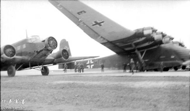 Tổng cộng chỉ có khoảng 200 chiếc Me 323 từng được sản xuất và sử dụng chủ yếu ở mặt trận phía Đông thay vì sử dụng để chở hàng tiếp tế tới Anh như dự định. Mặc dù vậy, chiếc máy bay này đã bị "tuyệt chủng" trong Chiến tranh Thế giới thứ hai và không còn bất cứ chiếc Me 323 hoàn thiện nào còn tồn tại tới ngày nay. Nguồn ảnh: Jsvoc.