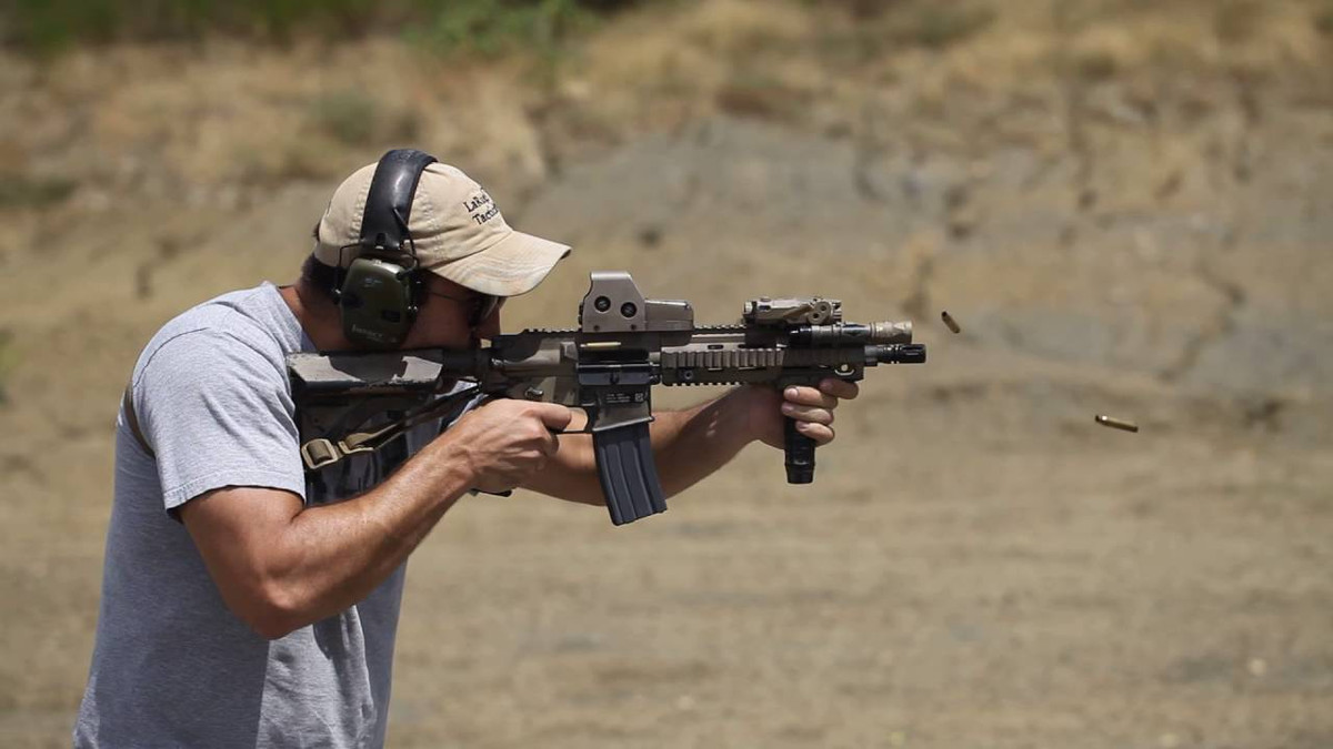 Đứng ở vị trí thứ hai chính là khẩu HK416 được sản xuất bởi H&amp;K của Đức. Khẩu súng này được sử dụng làm vũ khí chính thức của rất nhiều lực lượng chính quy trên khắp thế giới và còn được sử dụng bởi rất nhiều lực lượng đặc nhiệm, chống khủng bố toàn cầu. Nguồn ảnh: NI.