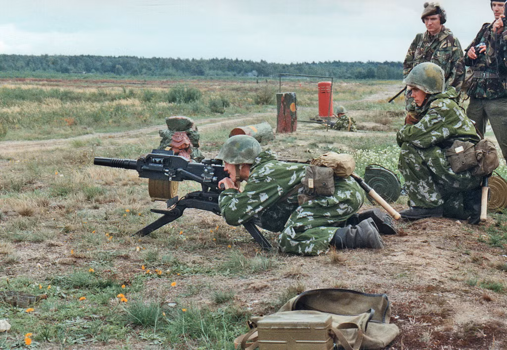 Có cỡ nòng 30mm, khẩu súng này sử dụng loại đạn 30x29mm. Trên lý thuyết thì súng phóng lựu liên thanh AGS-17 có khả năng bắn tới 400 viên mỗi phút và có tầm bắn tối đa lên tới 1700 mét. Nguồn ảnh: Military.