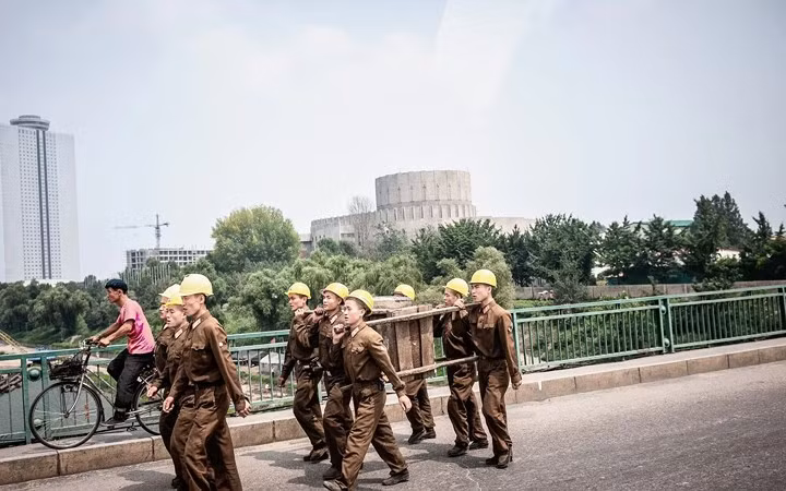 Một nhóm lao động Triều Tiên làm việc ở ngoại ô thủ đô Bình Nhưỡng.