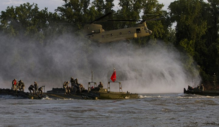 Trực thăng CH-47 Chinook tham gia hỗ trợ công binh Mỹ dựng cầu tạm bắc qua sông ở Fort Chaffee, Mỹ.