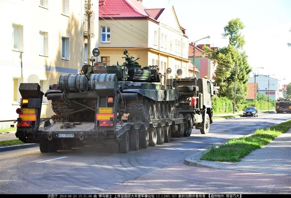 Lý giải cho điều này, có thể dễ dàng nhận thấy dù PT-91 có động cơ khỏe hơn nhưng trọng lượng của xe lại được tăng lên nên tốc độ không thể duy trì được. Động cơ khỏe hơn, xe nặng hơn nghĩa là hao nhiên liệu hơn nhưng có lẽ phía Ba Lan không nâng cấp dung tích bình xăng nên PT-91 bị rút ngắn tầm hoạt động. Nguồn ảnh: Sina.