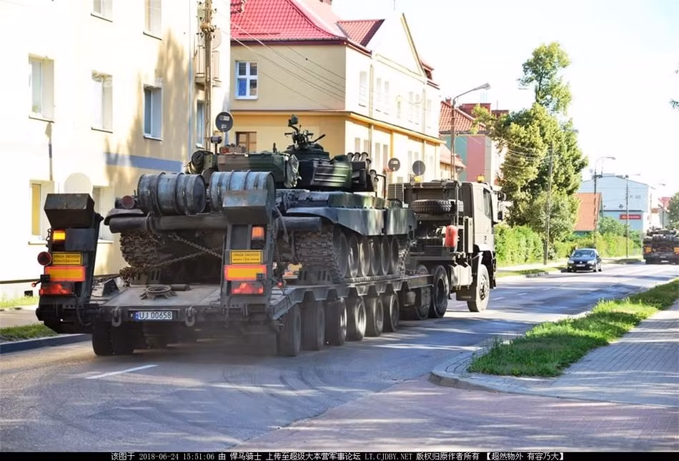 Lý giải cho điều này, có thể dễ dàng nhận thấy dù PT-91 có động cơ khỏe hơn nhưng trọng lượng của xe lại được tăng lên nên tốc độ không thể duy trì được. Động cơ khỏe hơn, xe nặng hơn nghĩa là hao nhiên liệu hơn nhưng có lẽ phía Ba Lan không nâng cấp dung tích bình xăng nên PT-91 bị rút ngắn tầm hoạt động. Nguồn ảnh: Sina.