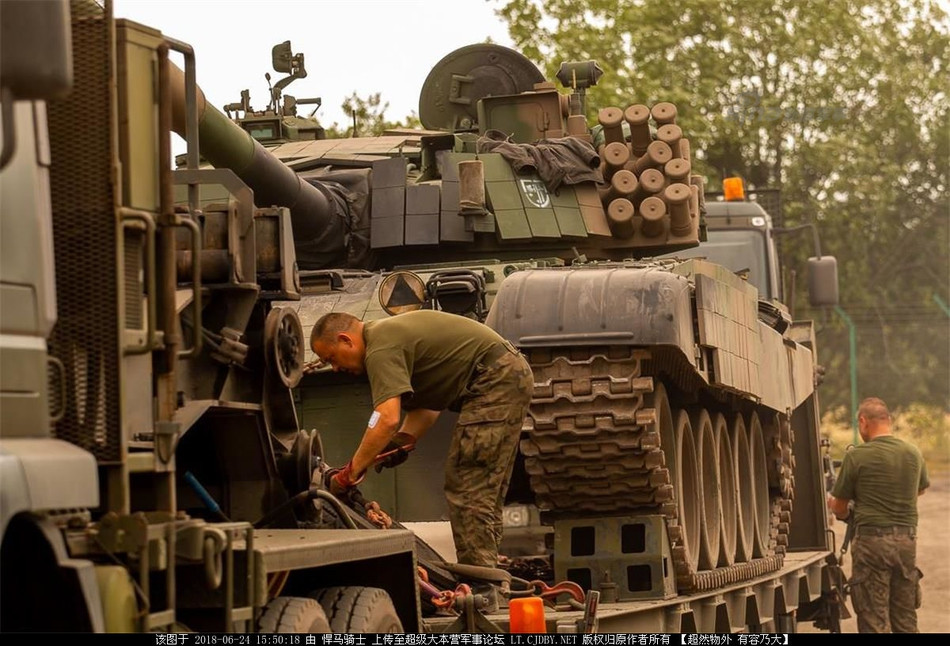 So với phiên bản xe tăng của Liên Xô, PT-91 Twardy do Ba Lan nâng cấp được trang bị hệ thống ổn định hai trục kiểu mới, hệ thống điều khiển hỏa lực, trang bị thêm giáp phản ứng nổ, động cơ khỏe hơn đi kèm hộp số kiểu mới và đặc biệt nhất là hệ thống nạp đạn tự động được cải tiến đáng kể. Nguồn ảnh: Sina.