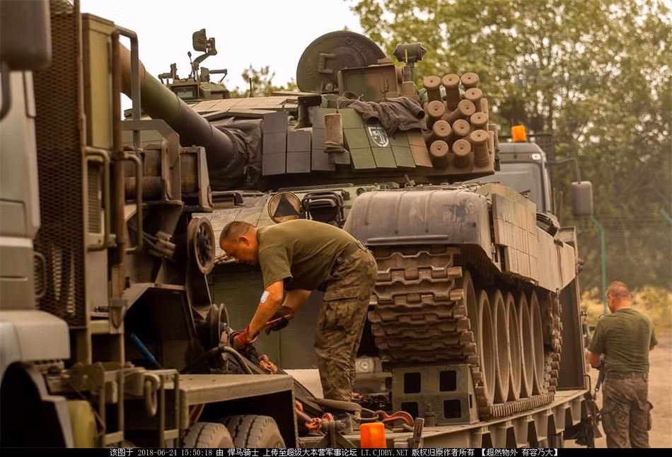 So với phiên bản xe tăng của Liên Xô, PT-91 Twardy do Ba Lan nâng cấp được trang bị hệ thống ổn định hai trục kiểu mới, hệ thống điều khiển hỏa lực, trang bị thêm giáp phản ứng nổ, động cơ khỏe hơn đi kèm hộp số kiểu mới và đặc biệt nhất là hệ thống nạp đạn tự động được cải tiến đáng kể. Nguồn ảnh: Sina.