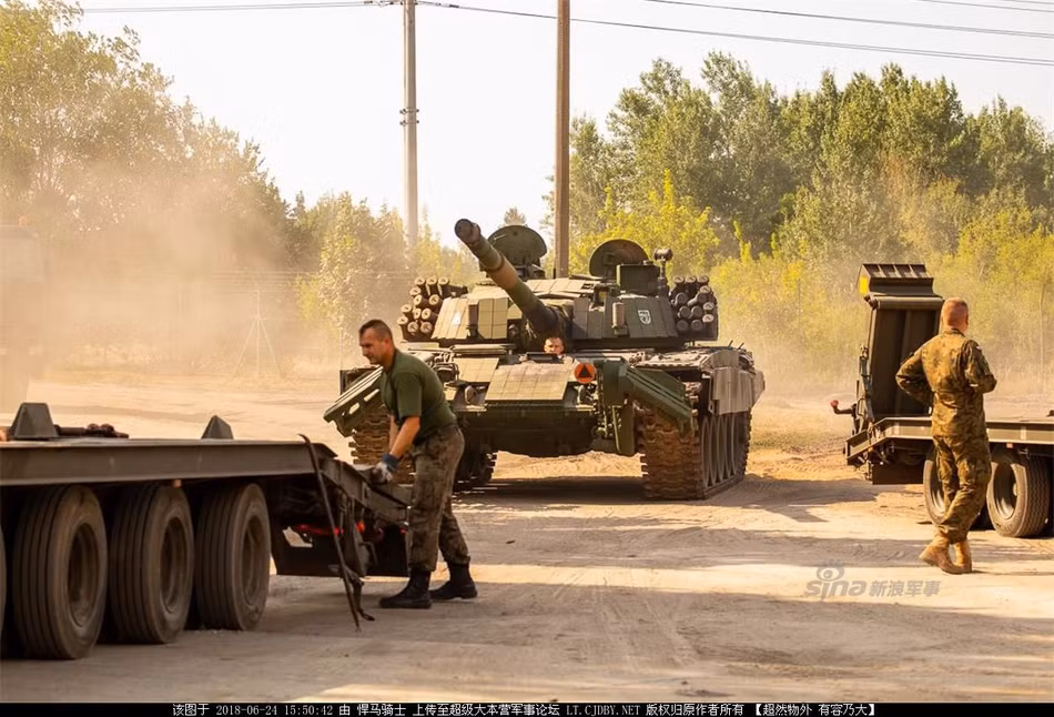 Xe được trang bị hệ thống giáp composite, ở mặt trước và hai cạnh bên của xe là loại giáp nhiều lớp; kèm theo đó cũng ở hai bên thành xe và trên nóc xe là loại giáp phản ứng nổ Erawa-1 hoặc Erawa-2. Nguồn ảnh: Sina.