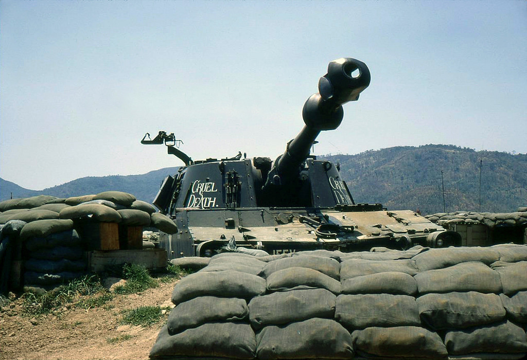 Trong đó bao gồm hai pháo thủ nạp đạn, một xạ thủ, một trợ lý pháo binh, một chỉ huy và một lái xe. Khẩu pháo này có cỡ nòng 155mm với đầu đạn và liều phóng tách rời. Nguồn ảnh: History.