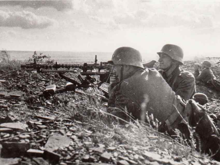 Cụ thể, chỉ tính riêng ở Kiev và ở Minsk, Đức đã buộc 1,3 triệu quân Liên Xô phải buông súng đầu hàng do bị bao vây. Tới hết tháng 7 nghĩa là khoảng hơn một tháng kể từ ngày nổ súng, Đức đã chiếm được diện tích lãnh thổ Liên Xô rộng gấp đôi nước Pháp, tuy nhiên Moscow, Stalingrad và Leningrad vẫn còn ở xa - Liên Xô là quá rộng lớn. Nguồn ảnh: Historyforcus.