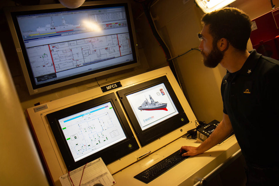 Điểm đặc biệt của tàu này là hệ thống kiểm soát thiệt hại của nó cực kỳ hiện đại với rất nhiều cảm biến và camera được gắn khắp tàu, giúp kíp chiến đấu có thể phát hiện nhanh nhất những hư hại của tàu để tiến hành sửa chữa kịp thời. Nguồn ảnh: BI.