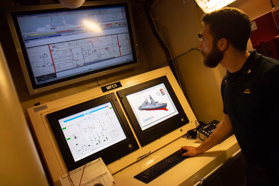 Điểm đặc biệt của tàu này là hệ thống kiểm soát thiệt hại của nó cực kỳ hiện đại với rất nhiều cảm biến và camera được gắn khắp tàu, giúp kíp chiến đấu có thể phát hiện nhanh nhất những hư hại của tàu để tiến hành sửa chữa kịp thời. Nguồn ảnh: BI.