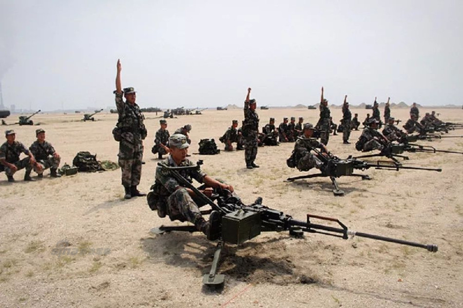 Súng được trang bị hộp tiếp đạn 50 viên, co khả năng bắn với tốc độ tối đa lên tới 500 viên mỗi phút. Thêm vào đó là sơ tốc đầu nòng cực lớn, lên tới 1250 mét/giây. Nguồn ảnh: Sina.