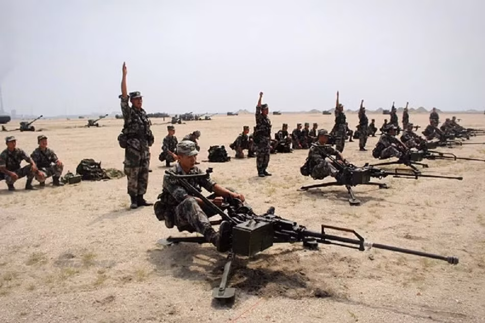 Súng được trang bị hộp tiếp đạn 50 viên, co khả năng bắn với tốc độ tối đa lên tới 500 viên mỗi phút. Thêm vào đó là sơ tốc đầu nòng cực lớn, lên tới 1250 mét/giây. Nguồn ảnh: Sina.