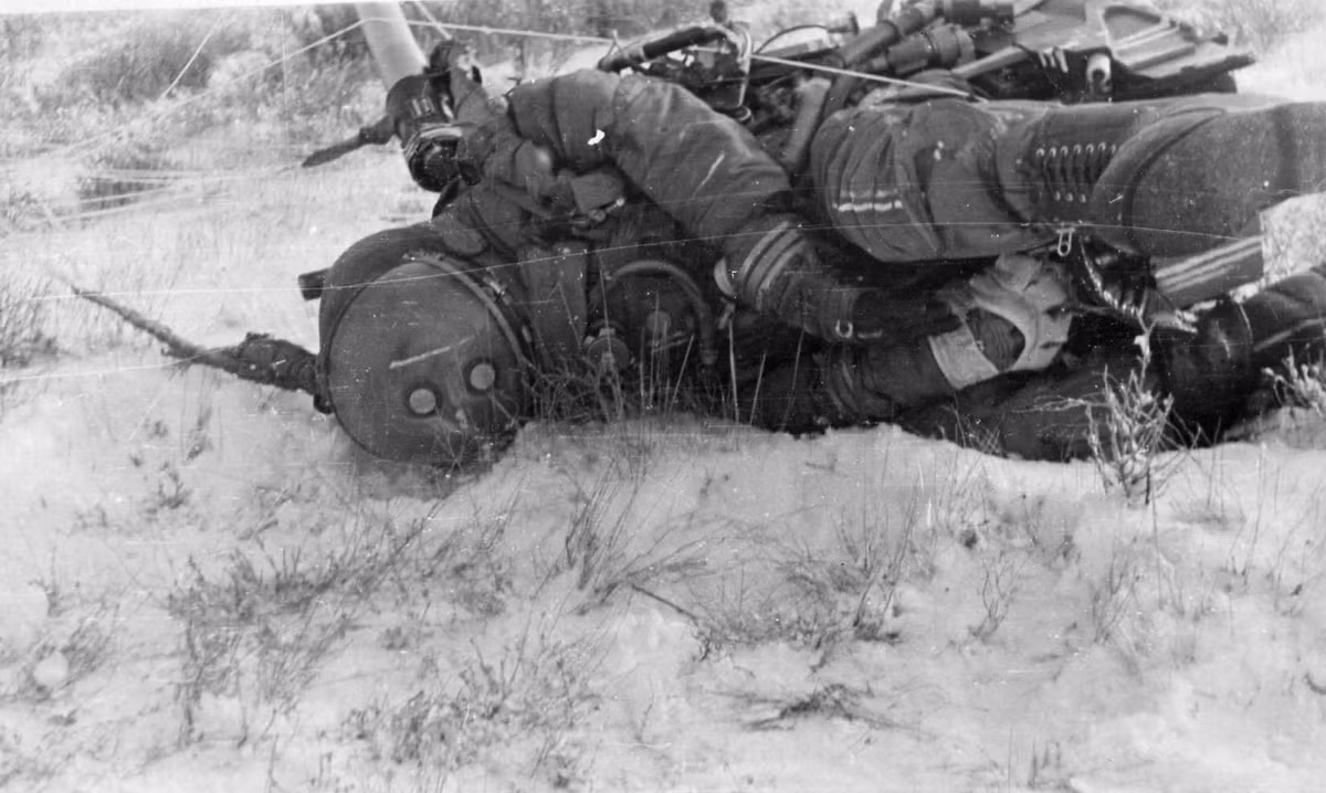 Có rất nhiều trường hợp phi công thoát ly ra ngoài được nhưng tử vong ngay sau đó hoặc tử vong sau khi tiếp đất do hệ thống ghế phóng này gây ra thương tính quá nặng cho phi công. Nguồn ảnh: Haniker.