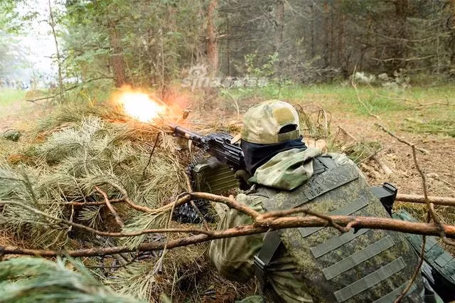 Để đảm bảo được sự an toàn cho mình và cho những người khác trên chiến trường khốc liệt, các phóng viên chiến trường của Nga thường được quân đội huấn luyện các kỹ năng tối thiểu cần thiết để họ có thể sinh tồn được trên chiến trường khốc liệt. Nguồn ảnh: Sina.