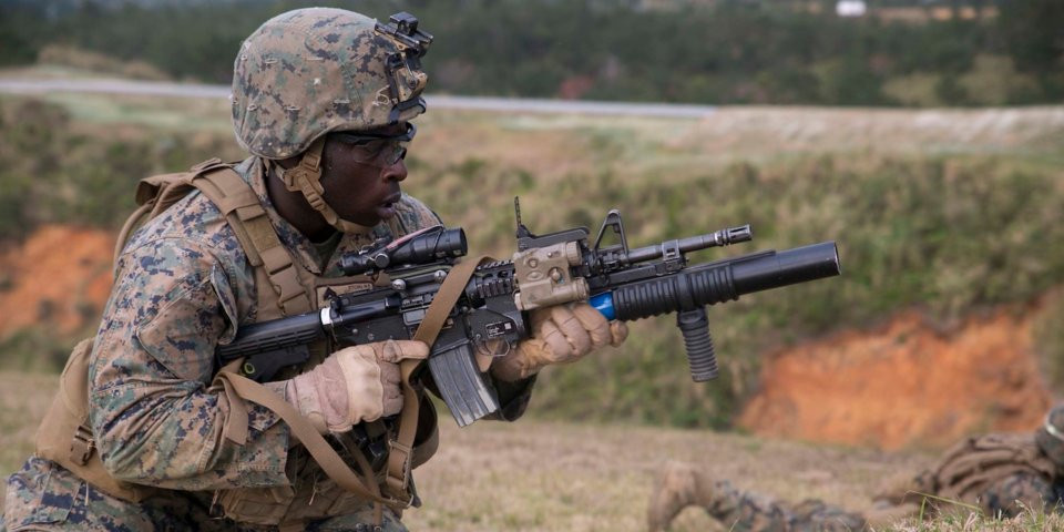 Cũng có một vài binh lính "cố" độ thêm tay cầm dọc cho súng như trong hình nhưng điều này khá vô dụng do bản thân M203 đã có cơ cấu không chắc chắn, việc gắn tay cầm lên một cơ cấu không chắc chắn rõ ràng là khá vô dụng. Nguồn ảnh: Military Today.