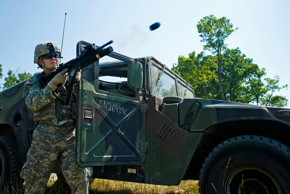 M203 cũng khiến khẩu súng trở nên nặng nề, cồng kềnh và khó xoay sở hơn. Dù thực chất trọng lượng của ống phóng lựu M203 cũng chỉ khoảng 1 kg, tuy nhiên việc khiến khẩu súng nặng thêm 1 kg ở phía đầu nòng súng sẽ khiến xạ thủ khó ngắm bắn được chính xác vì nó làm mất độ cân bằng của súng và đặc biệt là khi xạ thủ đang mệt mỏi và run tay, sẽ rất khó để kiểm soát được khẩu súng. Nguồn ảnh: Military Today.