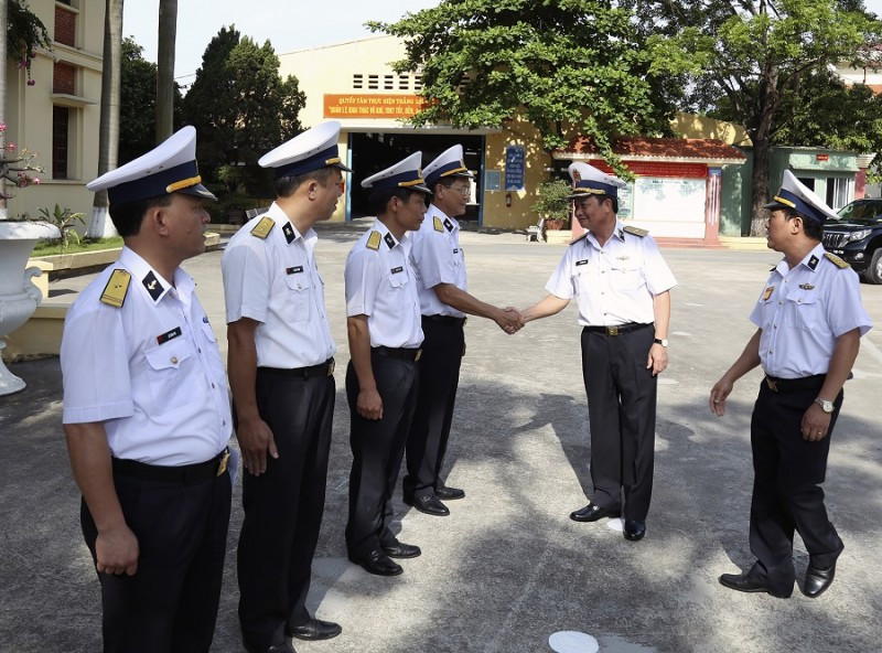 Cán bộ, nhân viên Nhà máy X70 đón đồng chí Chính ủy Hải quân