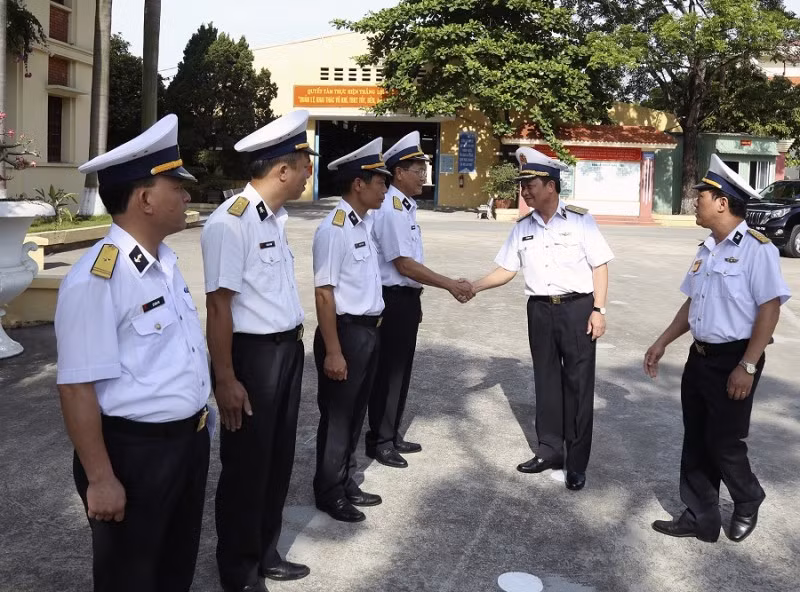 Cán bộ, nhân viên Nhà máy X70 đón đồng chí Chính ủy Hải quân