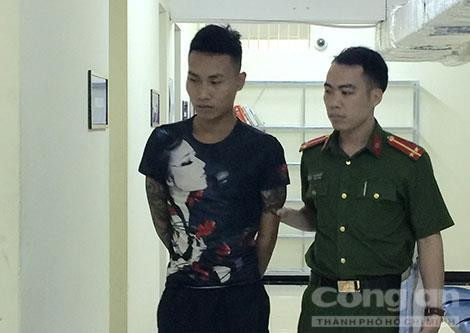 Lực lượng công an áp giải Thiện