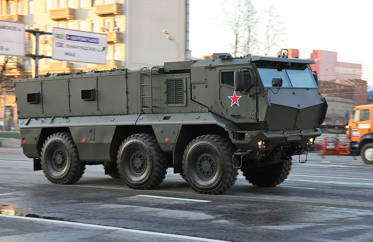 Điểm đặc biệt của KamAZ đó là nó có khả năng chở theo tối đa 16 lính với đầy đủ vũ trang. Với khả năng vận tải người rất tốt này, các xe KamAZ có thể có mặt ở mọi điểm nóng ở Nga khi xảy ra vụ việc và triển khai lực lượng an ninh một cách nhanh chóng. Nguồn ảnh: Pinterest.