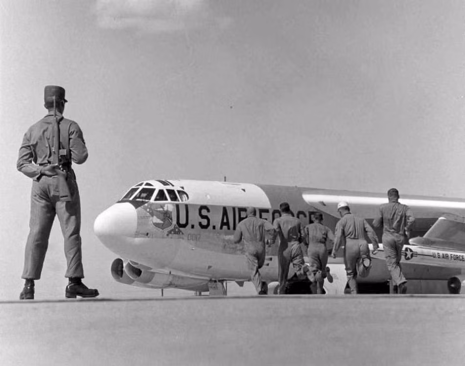 Trong quá trình thực hiện nhiệm vụ bay, các máy bay B-52 của Không quân Mỹ sẽ được tiếp nhiên liệu một lần trên bầu trời Đại Tây Dương trước khi chúng vượt biển và lần thứ hai ở quanh khu vực Newfoundland - Bắc Mỹ. Nguồn ảnh: Flickr.